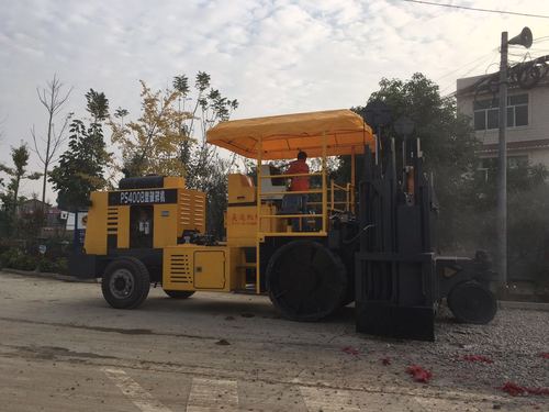 預(yù)先儲(chǔ)備先進(jìn)設(shè)備,培養(yǎng)專業(yè)過硬的技術(shù)人才,成都昊遠(yuǎn)工程機(jī)械設(shè)備租賃